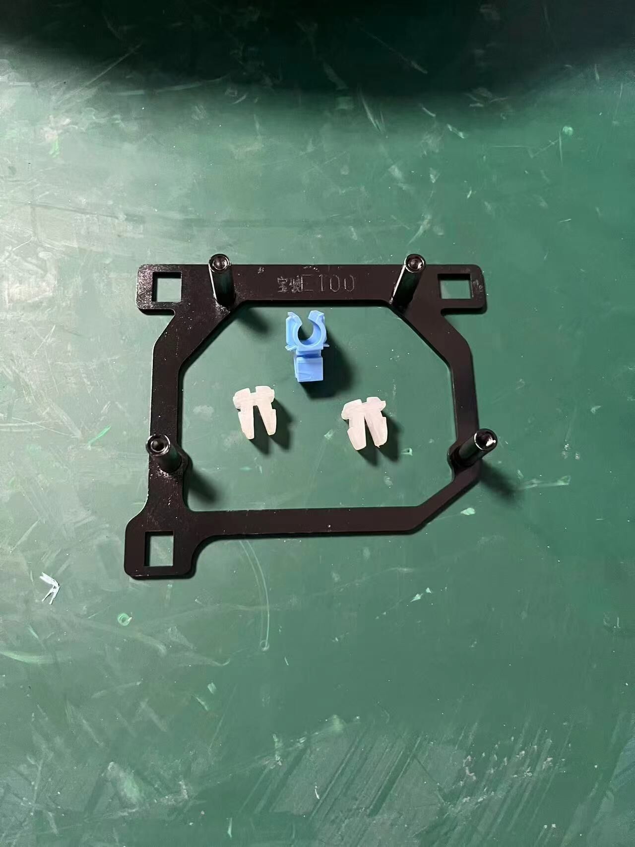 宝骏E100透镜支架