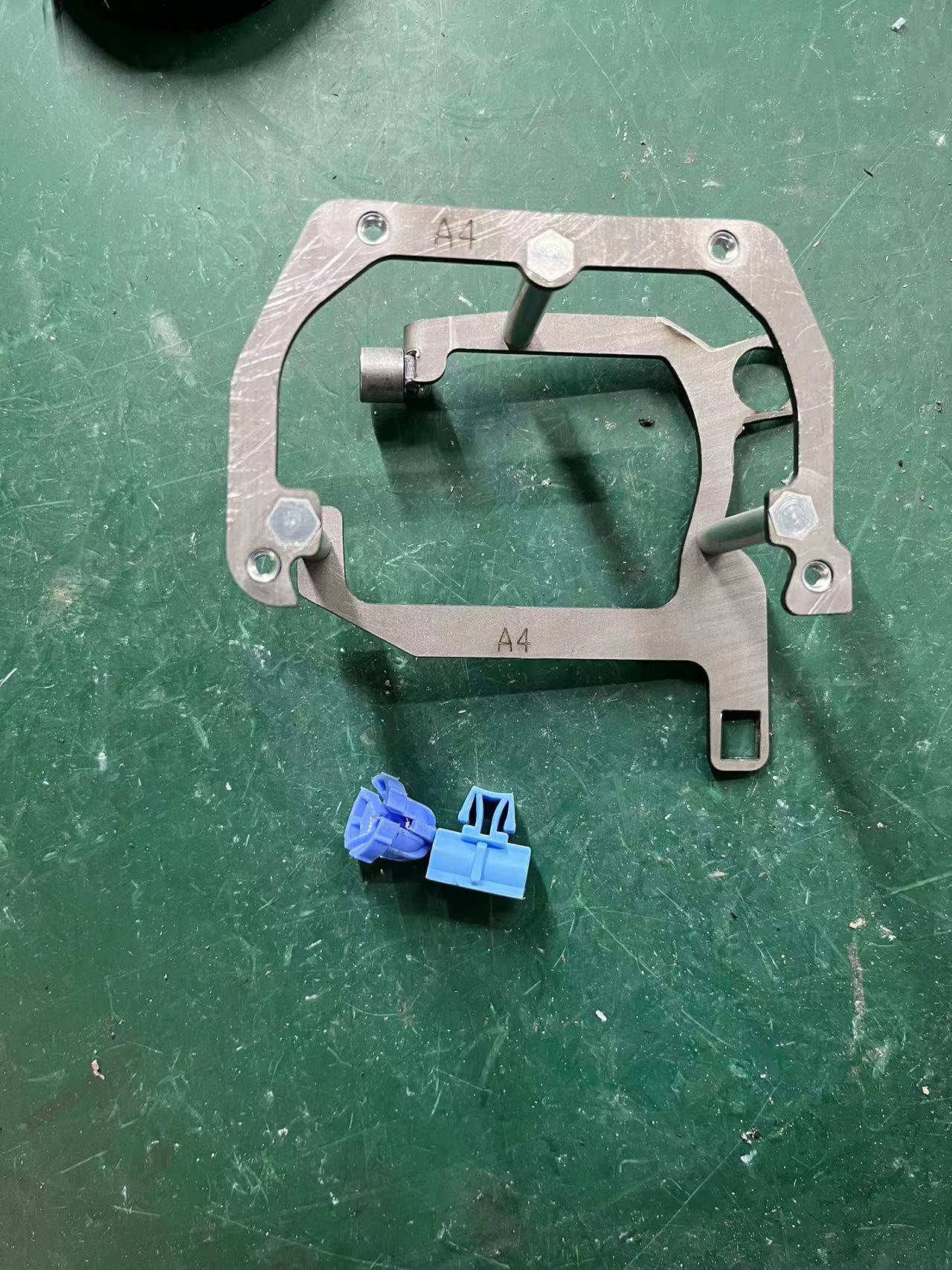 09-11奥迪A4卤素支架