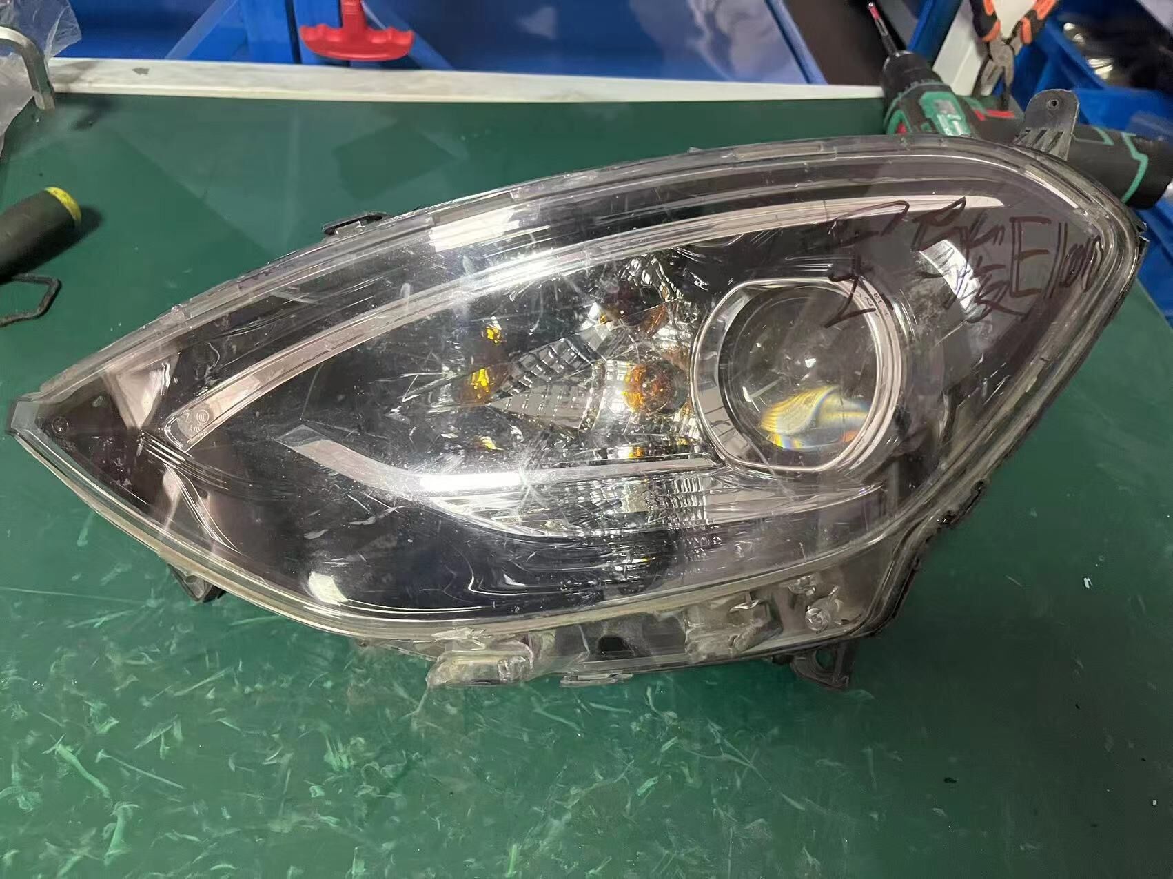 宝骏E100透镜支架