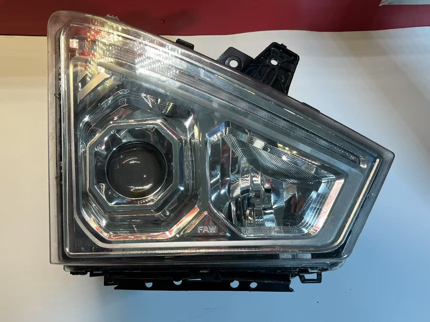 德州伟梵【23-25款解放虎6G(低配卤素）近光支架】 安装图解