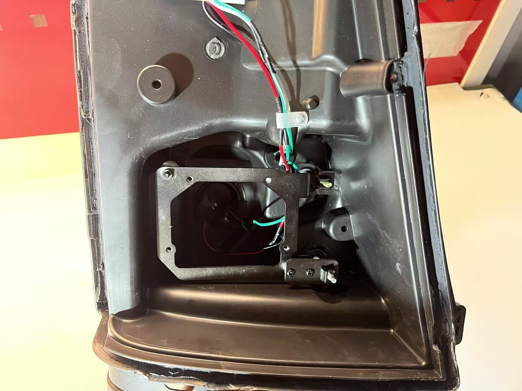 德州伟梵【24-25款重汽豪沃统帅透镜款支架】 安装图解