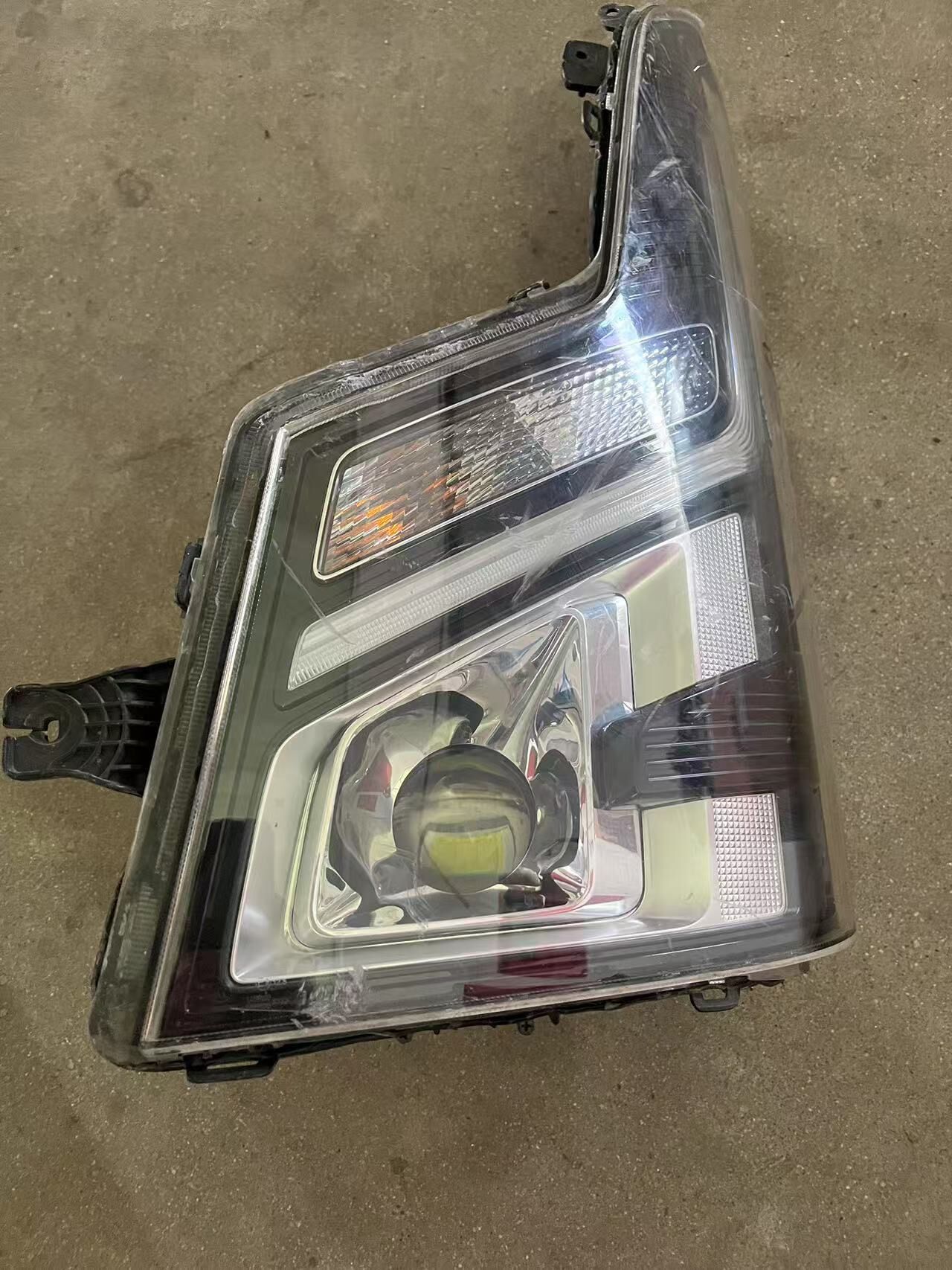 德州伟梵【 22-25款江铃新凯运 透镜支架 割后壳可免开灯】 安装图解