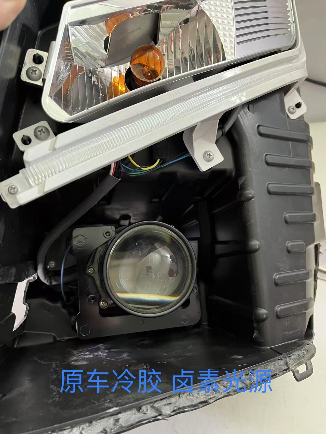 德州伟梵【 22-25款江铃新凯运 透镜支架 割后壳可免开灯】 安装图解