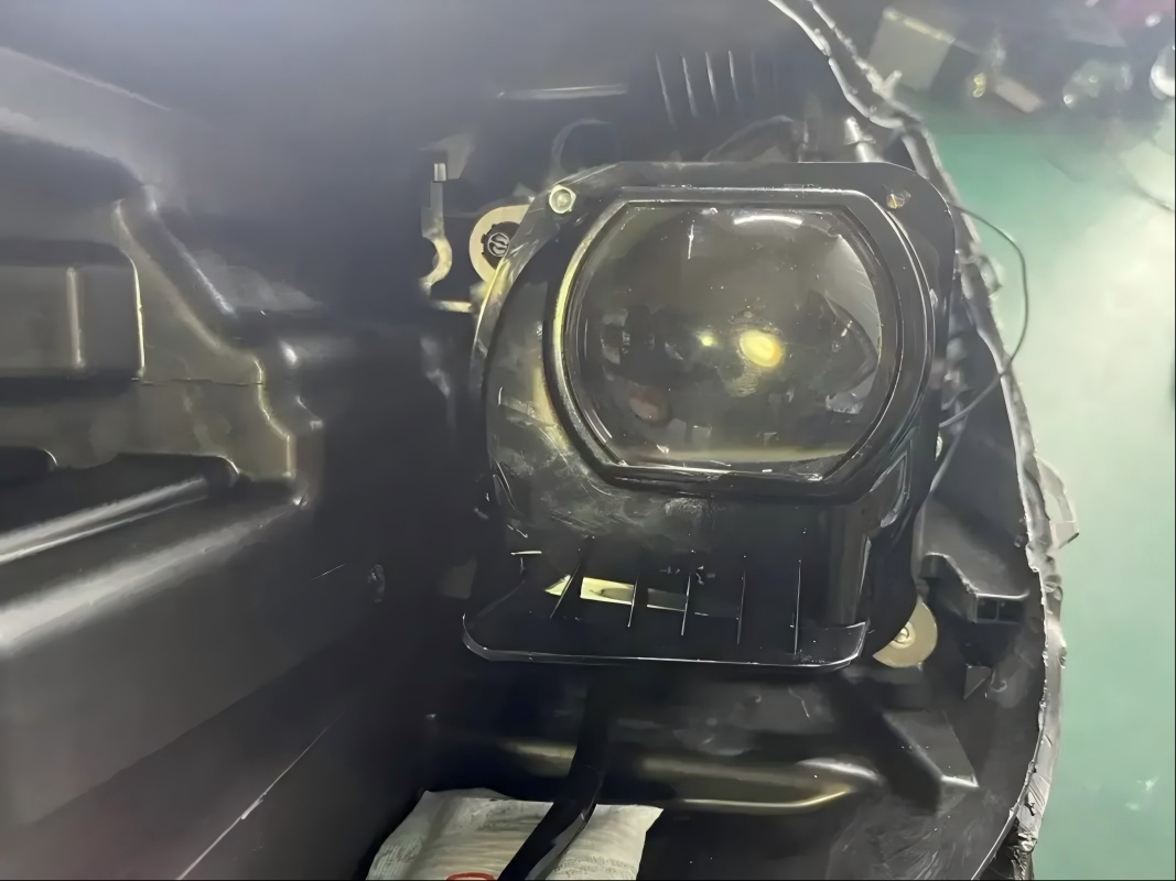 德州伟梵【依维柯聚星 透镜支架】 安装图解